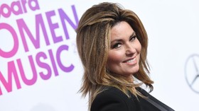 Shania Twain Sebut Ingin Bernyanyi dengan Taylor Swift