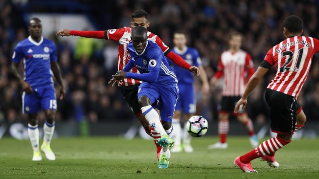 Michy Batshuayi memberikan pujian pada rekan setimnya N'Golo Kante dengan memberinya sebutan sebagai N'Golo Messi.
