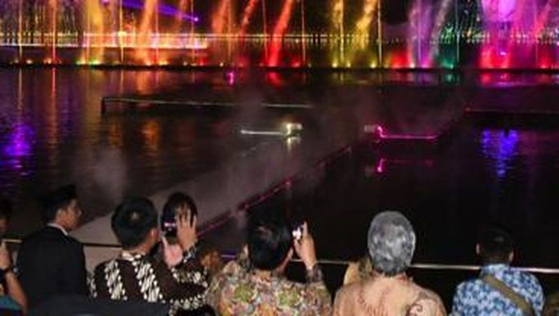 Presiden Joko Widodo menyempatkan diri untuk bersinggah di Taman Air Sri Baduga, Purwakarta, Jawa Barat Selasa (25/4/2017) kemarin.