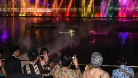 Presiden Jokowi Saksikan Atraksi Air Mancur Purwakarta