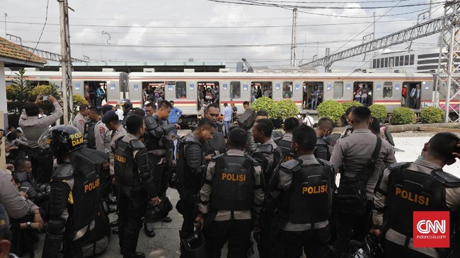 Pihak PT KAI menegaskan, TNI dan Polri harus dilibatkan dalam proses penggusuran karena stasiun termasuk dalam objek vital negara.
