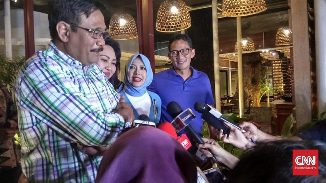 Tensi pertarungan Anies-Sandi dengan Ahok-Djarot semakin terasa. Mereka bertemu dengan santai sembari membahas Jakarta.