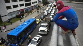 'Spider-Man' Beraksi Demi Sesuap Nasi di Kolombia