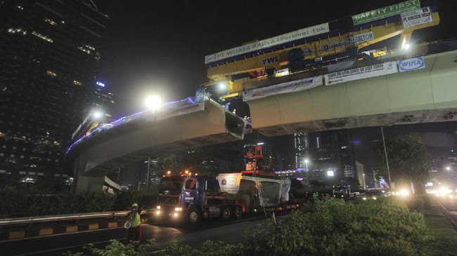Ahok mengatakan pembangunan Simpang Susun Semanggi akan diresmikan pada Juli atau satu bulan lebih cepat dari target awal pada Agustus 2017. 