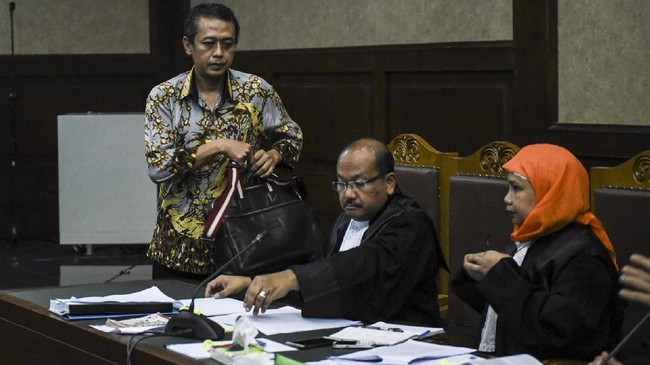 Kasubdit Bukti Permulaan Penegakan Hukum Ditjen Pajak Handang Soekarno divonis lebih ringan ketimbang tuntutan jaksa. Dia terbukti bersalah menerima suap.