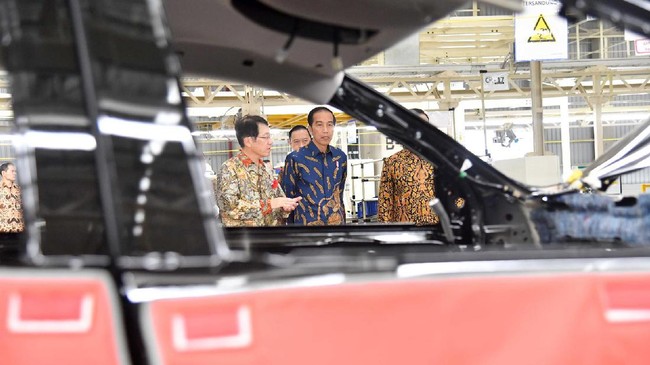 Meskipun telah dibuat di pabrik Mitsubishi di Cikarang, Jawa Barat, harga Pajero Sport lokal masih berada di harga yang sama dengan rakitan dari Thailand.