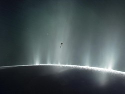 Zat Penyusun Kehidupan Ditemukan di Enceladus Bulan Esnya Saturnus