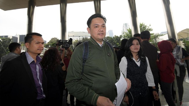 Farhat Abbas meminta polisi tak berhenti pada penetapan tersangka Ratna Sarumpaet saja. Dia ingin pelaku-pelaku penyebar hoaks penganiayaan juga dijerat.