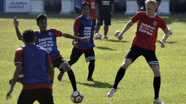 CEO Bali United menyatakan telah menerima lamaran dari 15-20 nama untuk mengisi pos pelatih utama tim menyusul pemecatan Hans-Peter Schaller.