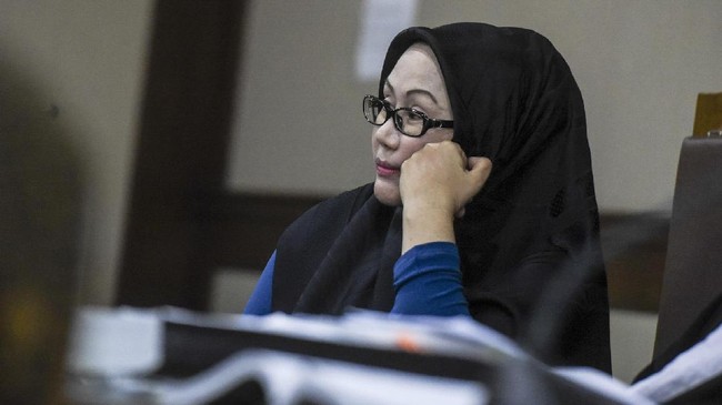 Dalam dakwaan Atut diduga melakukan korupsi pengadaan alat kesehatan sebesar Rp3,8 miliar dan penyusunan anggaran tahun 2012.