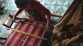 Sepenggal Cerita Negeri dari Kain Tradisional Oscar Lawalata