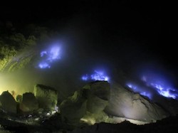 Menurut Peneliti, Api Biru Kawah Ijen Satu-satunya di Dunia