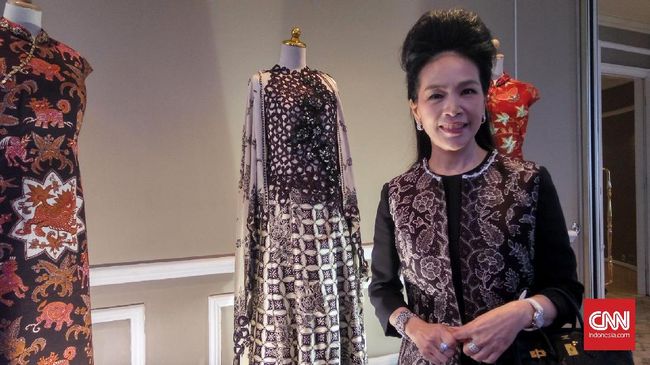 Perancang busana yang kerap membuat baju pengantin itu beralih mengolah batik, karena pengalamannya yang sulit menemukan pakaian yang ia butuhkan.