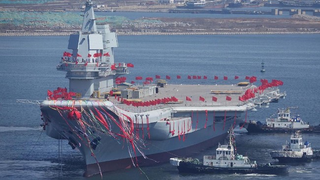 China dilaporkan mengirim kapal induknya, Liaoning, melintasi selat sempit yang memisahkan wilayahnya dengan Taiwan. 
