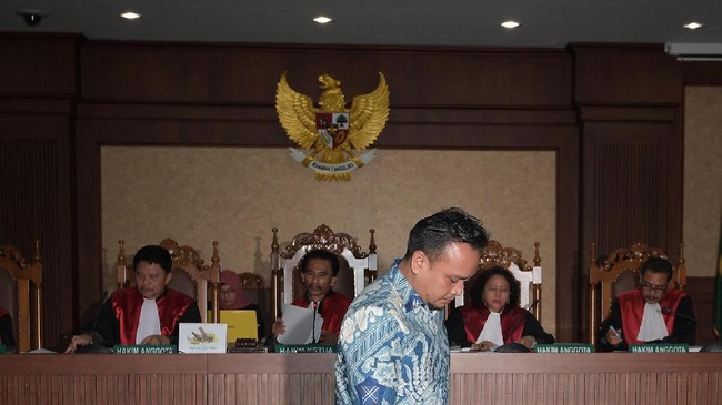 Saat dikonfrontasi dengan Setya Novanto, Irvanto Hendra Pambudi mengaku menyerahkan uang kepada para anggota DPR atas perintah pengusaha Andi Narogong.