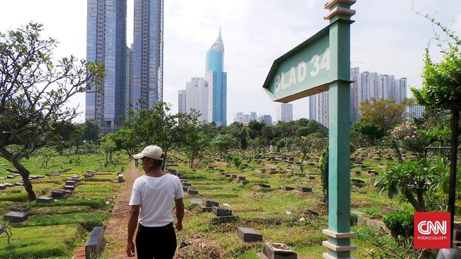 Tak hanya saat Ramadan atau Lebaran, perawat makam juga sibuk "pergi ke kantor" setiap hari, sesuai jadwal dan permintaan ahli waris.