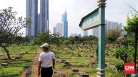 Perawat Makam TPU Karet Bivak Tetap 'Ngantor' Jelang Lebaran