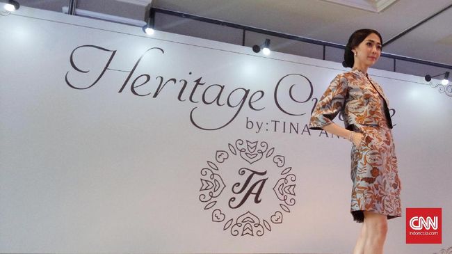 Dalam peragaan busana tunggalnya yang diberi tajuk The Art of Heritage Culture, Tina Andrean menyuguhkan busana untuk perempuan berbadan besar.