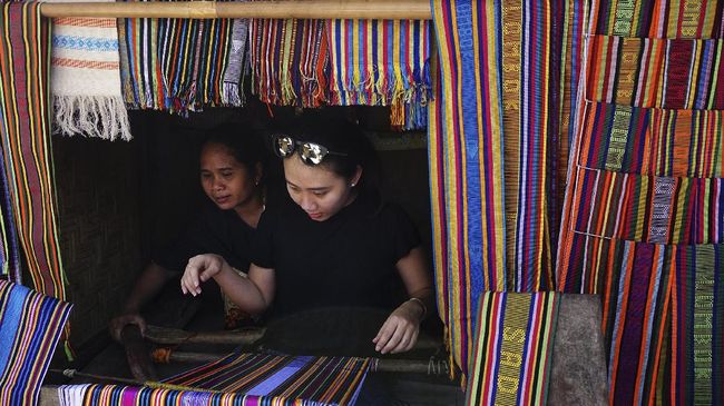 Peringatan Hari Internasional Masyarakat Adat Sedunia tahun ini memberi fokus pada kain tradisional. Parade kain akan berlangsung Minggu (27/8) mendatang.