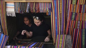 Parade Kain Tradisional jadi Sorotan di Peringatan HIMAS