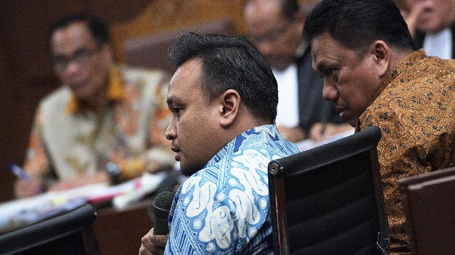 Irvanto Hendra, ponakan Ketua DPR Setya Novanto, membeli saham perusahaan dari Vidi Gunawan guna mengikuti tender proyek penggandaan e-KTP.