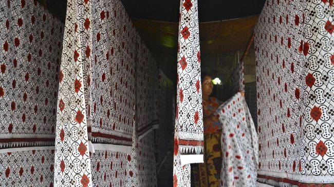 Beragam pilihan oleh-oleh khas Tasikmalaya yang unik dan legendaris bisa dibawa pulang sebagai buah tangan, mulai dari makanan hingga kerajinan.