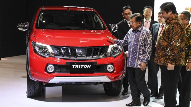 Selain Pajero buatan Cikarang, Mitsubishi melengkapi jajarannya di IIMS 2017 dengan menghadirkan New Triton double cabin 4x4 dan New Triton GLX.