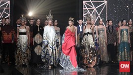 Keanggunan Batik Iwan Tirta di Panggung Condrosengkolo