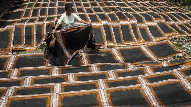 Sebanyak 33 kain tradisional dari berbagai daerah di Indonesia telah ditetapkan sebagai warisan budaya tak benda oleh Kementerian Pendidikan dan Kebudayaan.