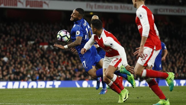 Arsenal meraih kemenangan dramatis atas Leicester City 1-0. Gol kemenangan The Gunners terjadi akibat bunuh diri Robert Huth pada menit ke-86.