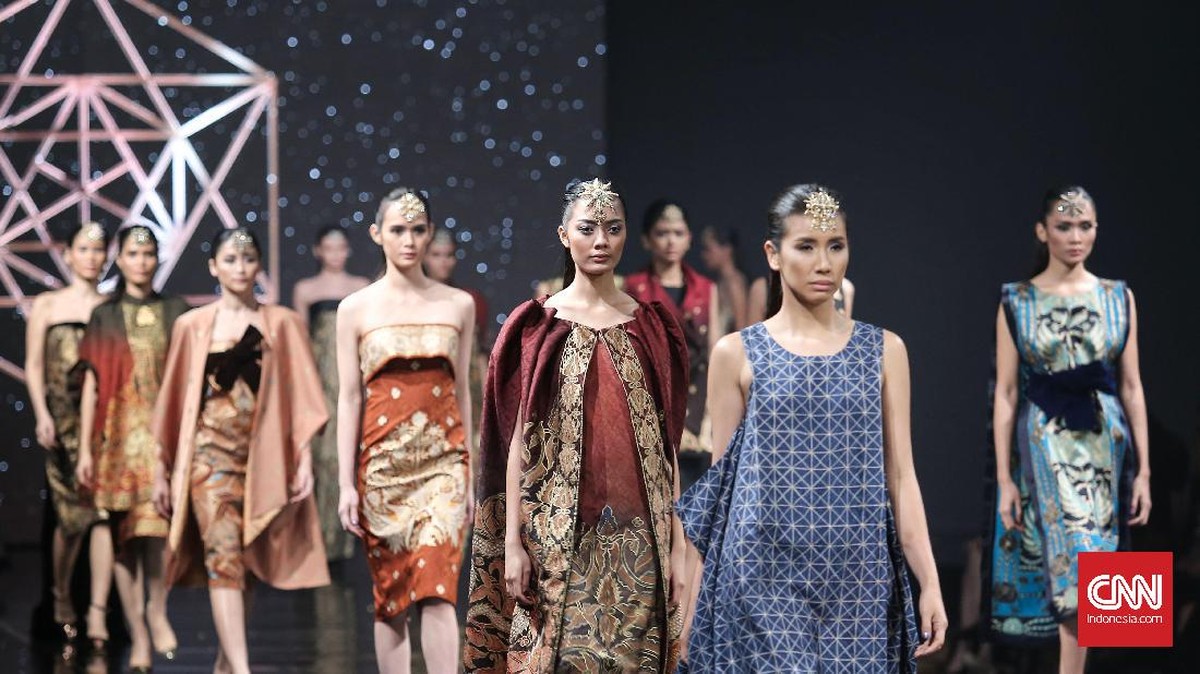 Keanggunan Batik Iwan Tirta di Panggung Condrosengkolo