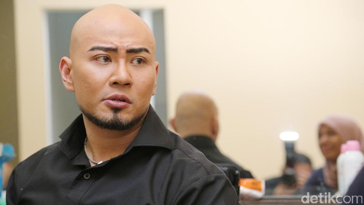 Deddy Corbuzier mengaku kalau dirinya kesulitan belejar membaca Iqra karena disleksia. Apa sih disleksia itu, Bun?