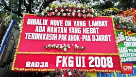 Mulai Rusak, Karangan Bunga Ahok Dibuang ke Bantargebang