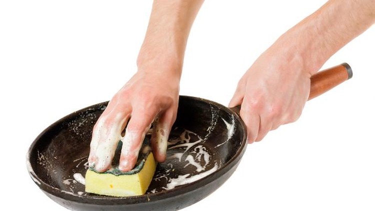 Teflon di dapur kotor, Bun? Yuk dibersihkan dengan empat cara tepat ini.