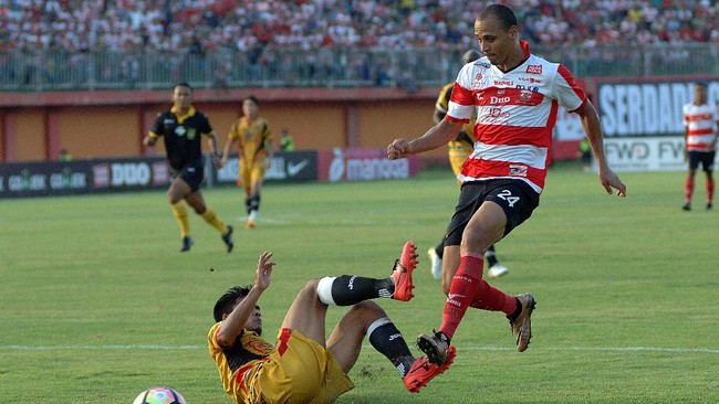 Madura United gagal memaksimalkan laga kandang setelah hanya bermain imbang 2-2 menjamu Mitra Kukar di Stadion Gelora Ratu Pamelingan, Pamekasan, Jumat (28/4).