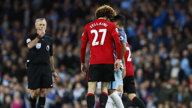 Tandukan gelandang Manchester United Marouane Fellaini ke wajah Sergio Aguero langsung mengundang perundungan di media sosial terhadapnya.