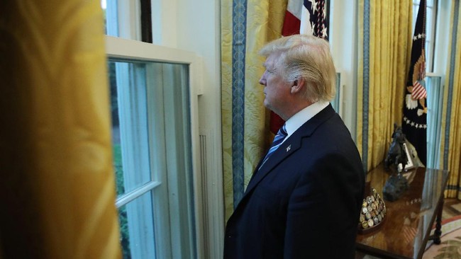 Seorang anggota Partai Republik yang dekat dengan lingkaran dalam Trump menyebut Gedung Putih dalam keadaan lumpuh di tengah kekisruhan terkait Rusia.