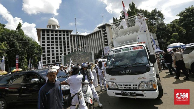Ribuan orang telah memadati Masjid Istiqlal, Jakarta Pusat sejak pagi ini untuk mengikuti Aksi Bela Islam 55. Belum diketahui jumlah pasti peserta aksi.