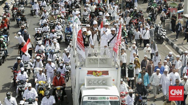 Ratusan orang mulai melakukan aksi jalan kaki dari Masjid Istiqlal menuju Pengadilan Negeri Jakarta Utara. Sebelumnya, kepolisian tak mengizinkan mereka.