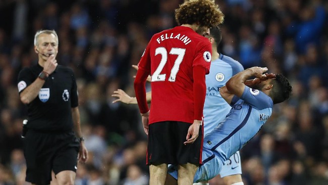 Manajer Manchester United Jose Mourinho mengatakan Sergio Aguero bermain cerdik sehingga mampu membuat Marouane Fellaini kena kartu merah.
