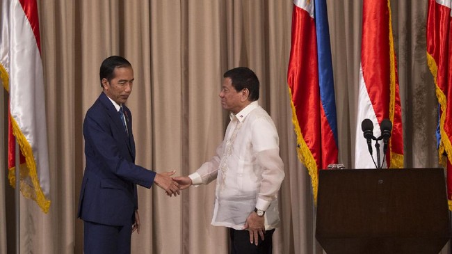 Kemlu RI mengatakan Presiden Jokowi meminta Presiden Filipina Rodrigo Duterte menyelamatkan tiga WNI yang disandera kelompok Abu Sayyaf dalam keadaan hidup.