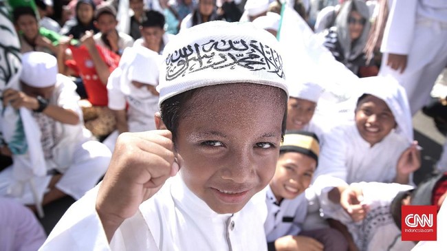 Wakil Ketua Umum Majelis Ulama Indonesia (MUI) Zainut Tauhid Sa'adi mengajak umat Islam agar mengutamakan hidup damai lewat sikap toleransi dalam beragama.