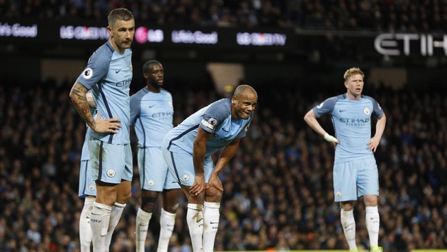 Pep Guardiola mengatakan para bek sayapnya di Manchester City sudah tak bisa dipaksakan bermain bertahan dan menyerang karena usianya di atas 30 tahun.