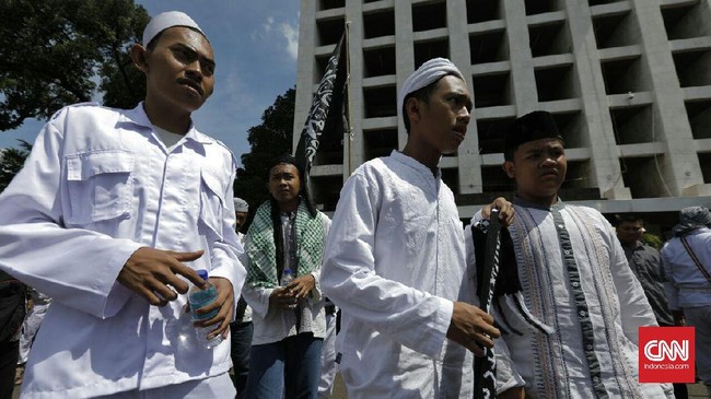 Ratusan orang yang tergabung dalam GNPF meminta majelis hakim untuk menghukum berat Gubernur Ahok yang tersangkut kasus penodaan agama.