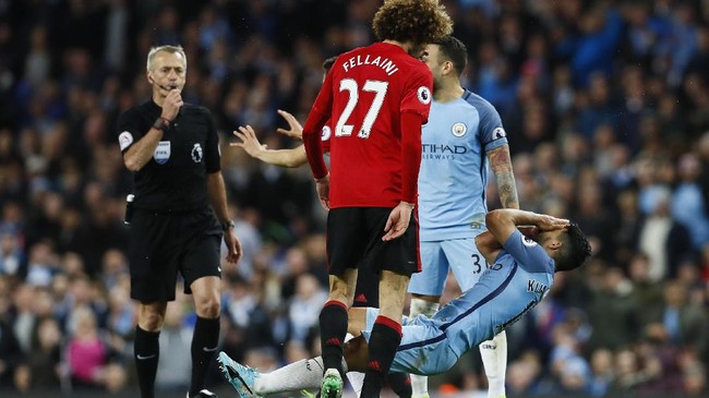 Manchester United punya kesempatan bagus untuk meredam laju Manchester City pada duel yang akan berlangsung di Old Trafford, Minggu (10/12).
