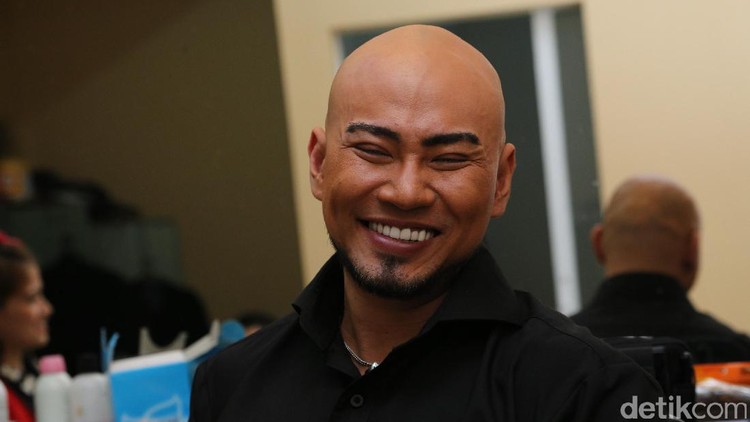 Mantan istri Deddy Corbuzier, Kalina Oktarani, telah menikah untuk ketiga kalinya. Namun pernikahannya kali ini tak dihadiri oleh Deddy Corbuzier.