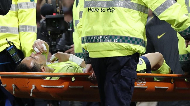 Claudio Bravo mengalami cedera setelah bertabrakan dengan Nicolas Otamendi di babak kedua. Bravo berpeluang absen memperkuat Manchester City hingga akhir musim.