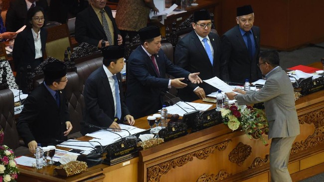 Fahri Hamzah mengatakan jika pansus telah setujui di paripurna, maka seluruh fraksi wajib mengirimkan anggotanya ke dalam pansus hak angket e-KTP.