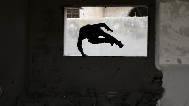 FOTO: Geliat Parkour di Tengah Perang Suriah
