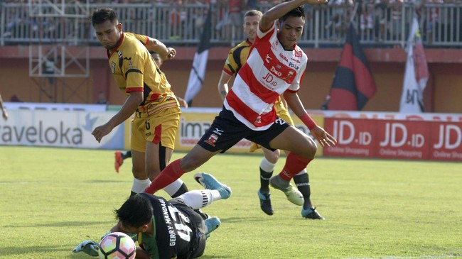Pelatih Persib Djadjang Nurdjaman mewaspadai catatan superior Madura United di kandang tim lawannya itu pada laga Minggu (9/7).